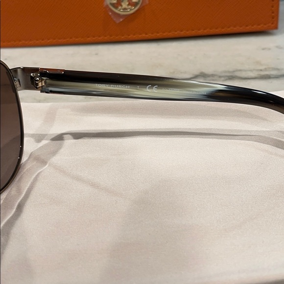 Tory Burch Aviators - Picture 4 of 4